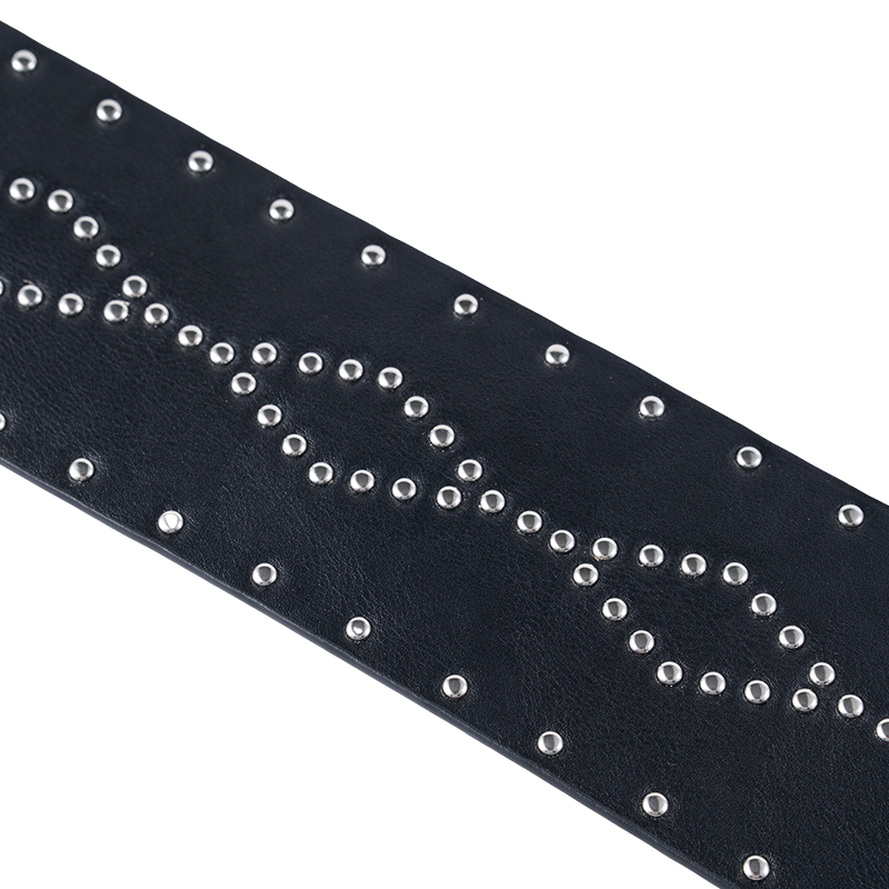 Nietenbesetzter Ledergürtel im Punk-Stil Nietenbesetzter Ledergürtel im Punk-Stil